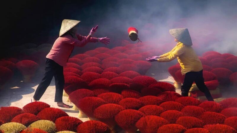 The photo captures the daily work in the Quang Phu Cau incense village