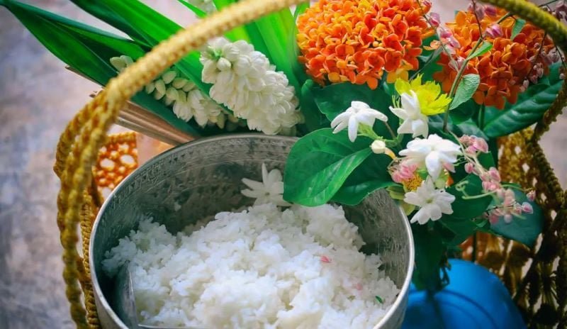 How to Participate Respectfully in Tak Bat