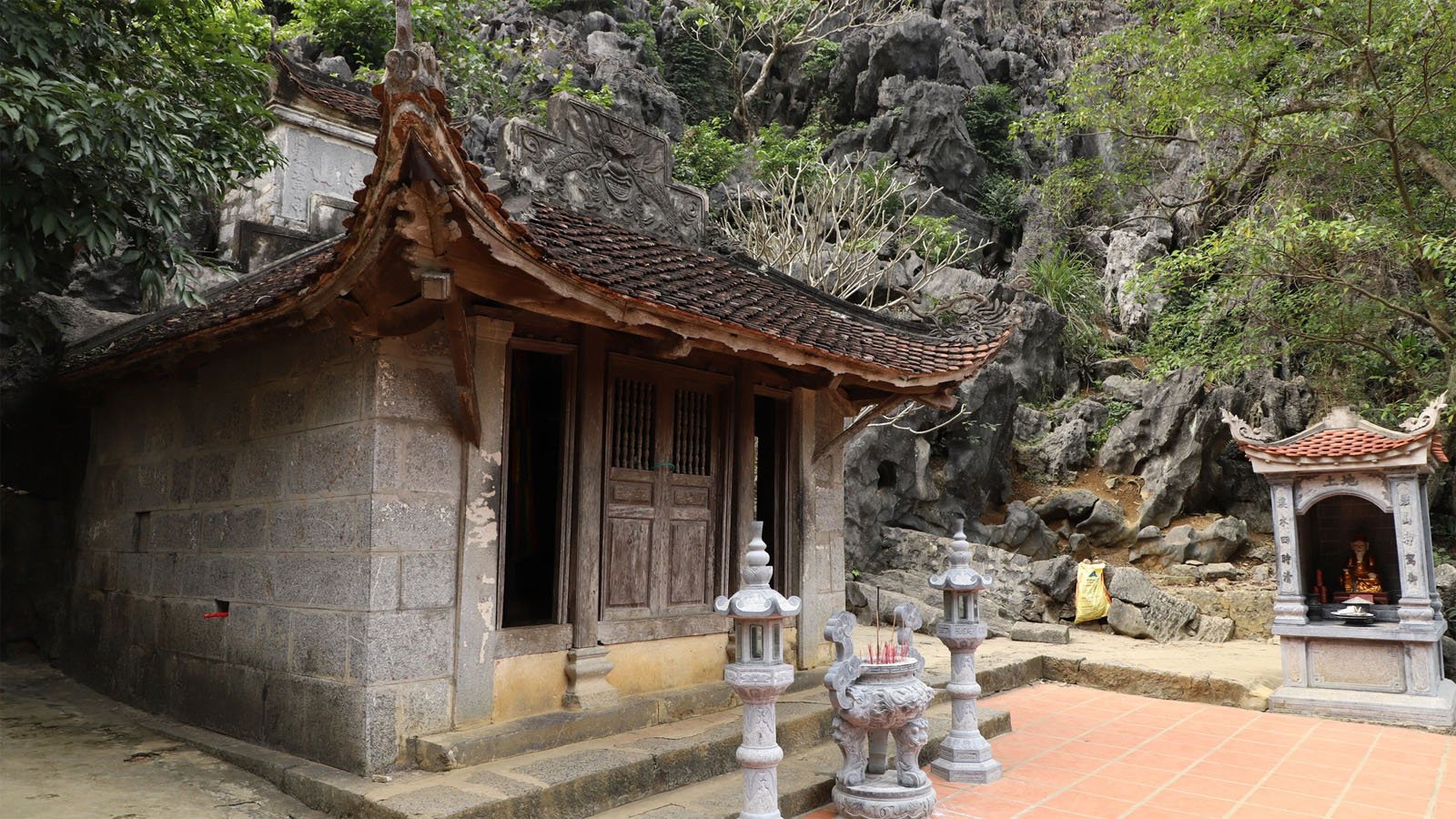 Things to Do at Bich Dong Pagoda