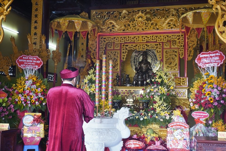 When Do Vietnamese People Worship Their Ancestors?