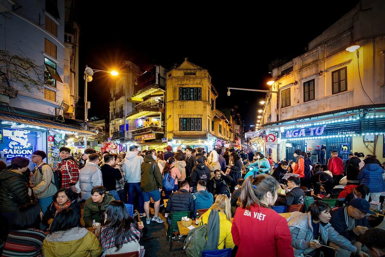 Nightlife in Hanoi , Vietnam