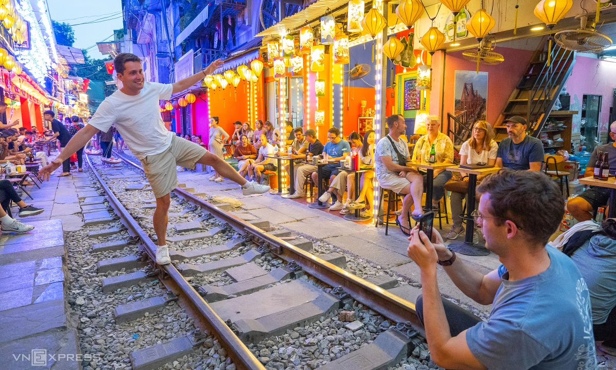 Hanoi Train Street 2025